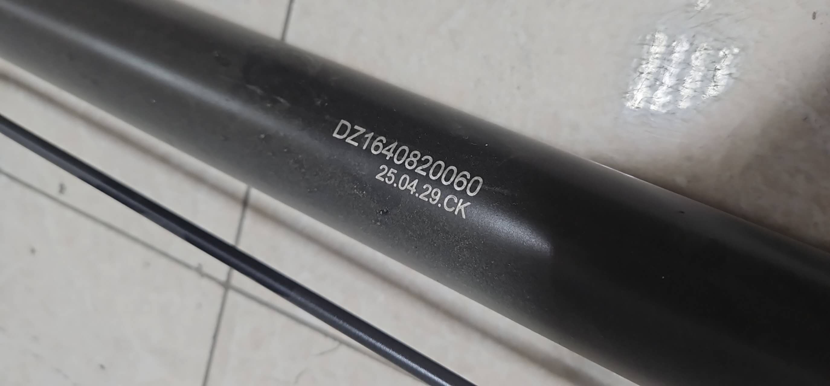картинка Цилиндр подъема кабины SHACMAN F2000 F3000 L=560 DZ1640820060 от магазина Dulan.tj