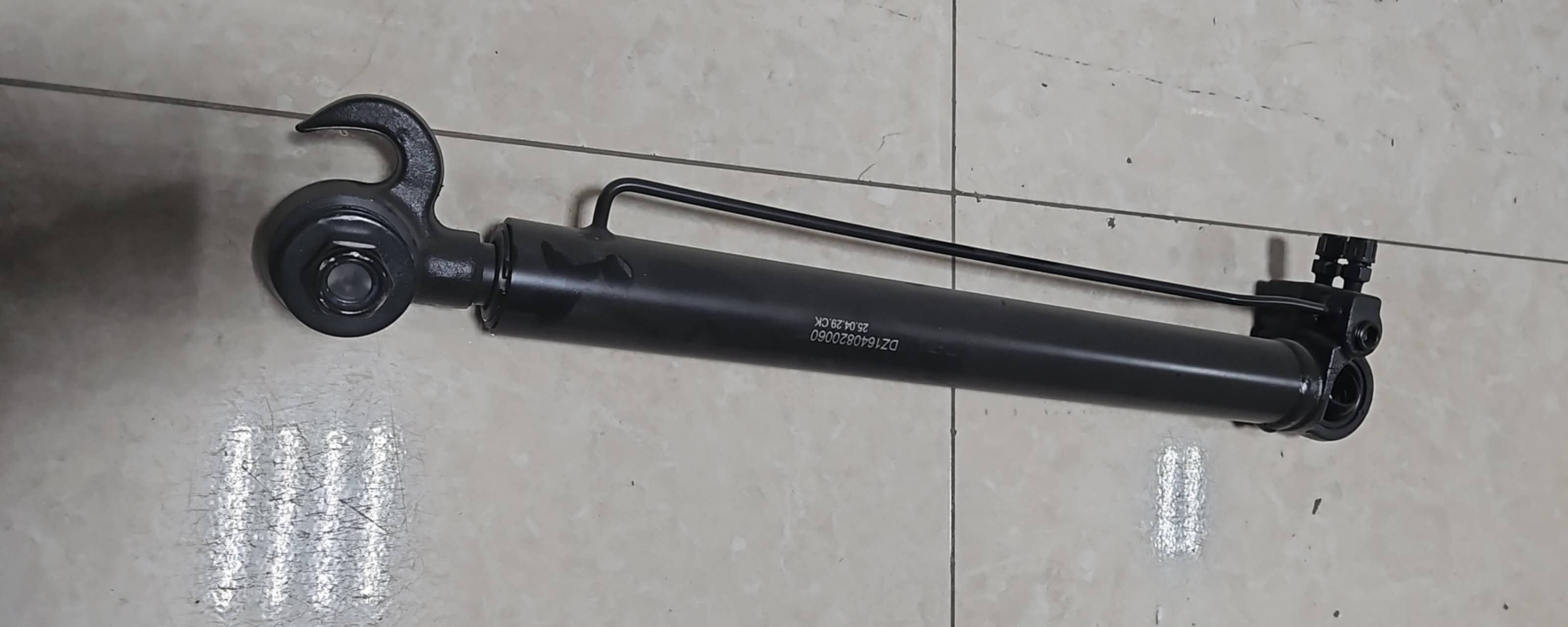 картинка Цилиндр подъема кабины SHACMAN F2000 F3000 L=560 DZ1640820060 от магазина Dulan.tj