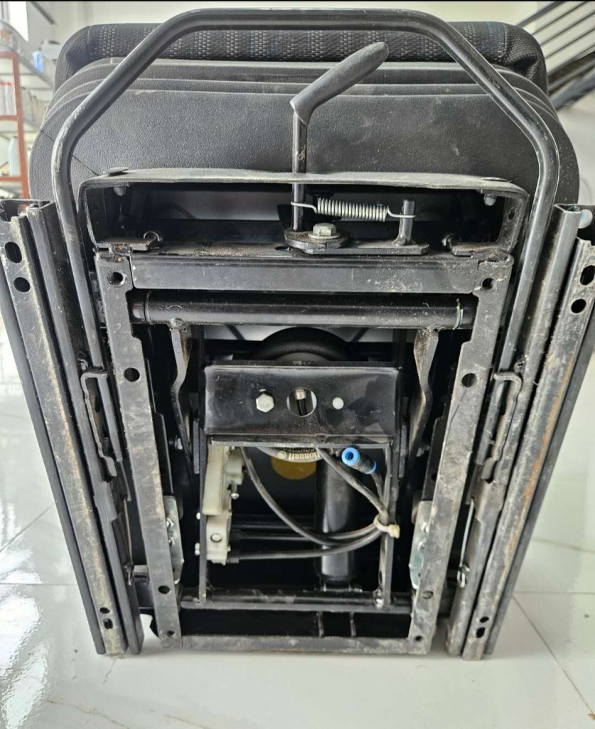 картинка Сиденье водительское SHACMAN F3000 (пневмоподушке) DZ13241510091 от магазина Dulan.tj